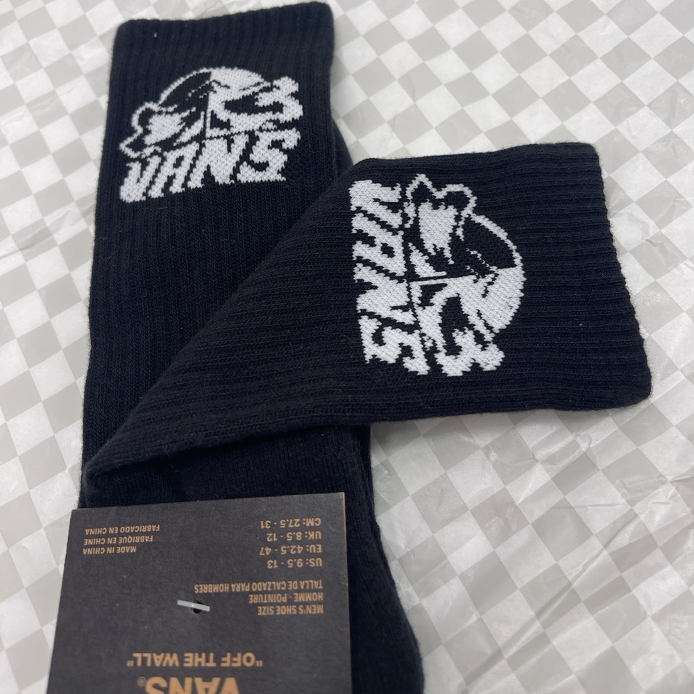 Vans Major Type Crew Socks (1 pair)
with jacquard art of a sinister skull - Picture 9 of 16